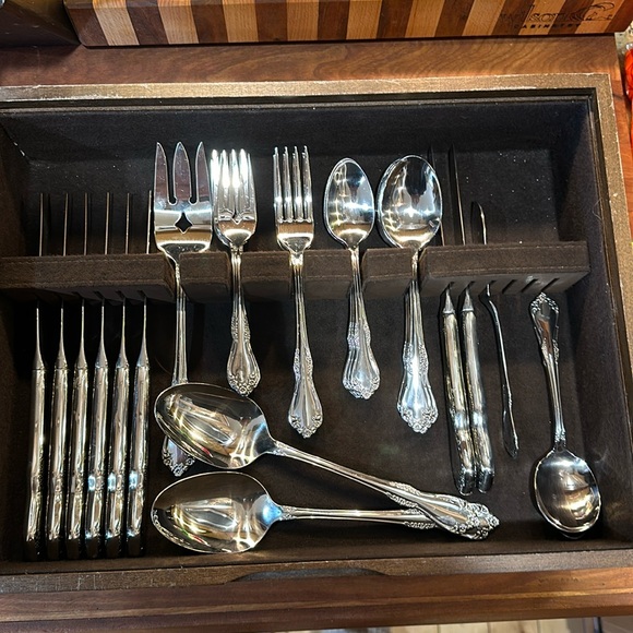 VNT WM Rogers & Sons exquisite patteren Flatware  service of 8 stainless steel - Picture 1 of 4